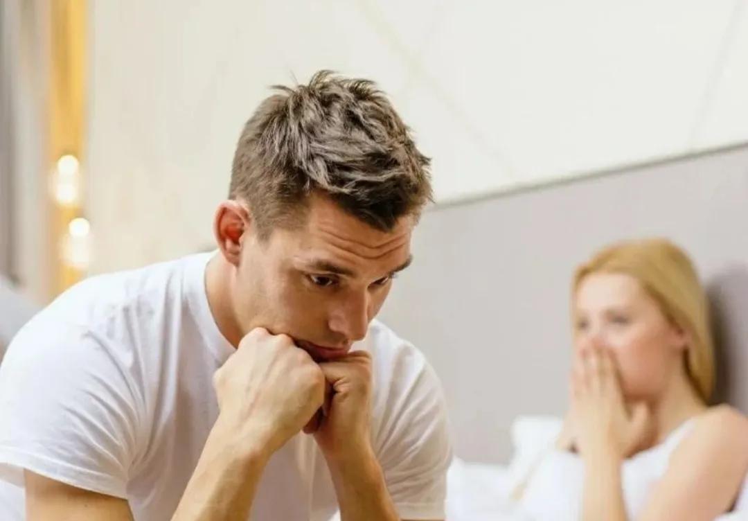 为什么女性大腿会有黑青,为什么女孩子大腿上戴一个黑圈