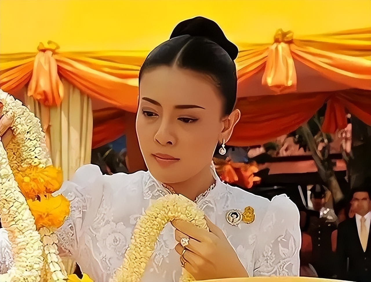 泰国王妃视频完整版,泰国王妃穿红裙