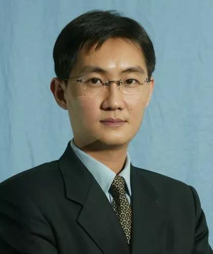 马化腾——QQ创始人，被女主持拥抱后，害羞得涨红了脸