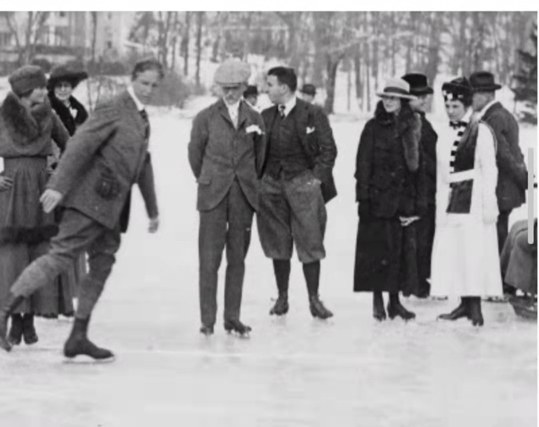 花样滑冰女运动员身材要求,为什么花样滑冰要穿短裙