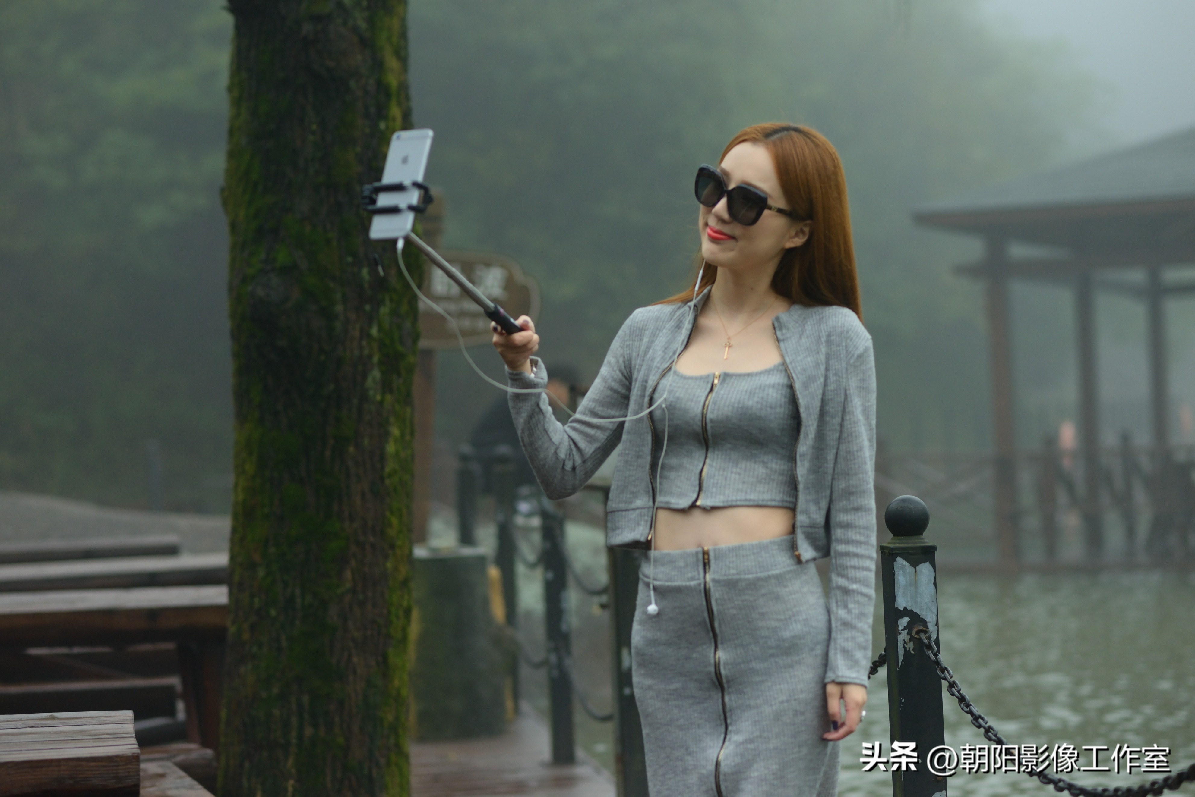 越来越多的女孩子辞掉了工作，在家做起直播，走馋男人眼球的路线