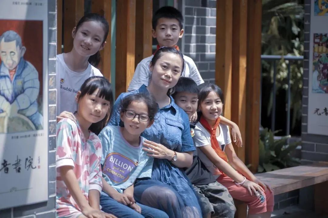 四川天府实验小学,三尺讲台绽芳华共成长