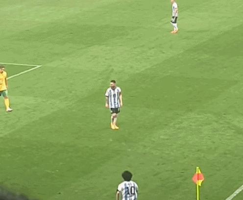 球迷冲进球场拥抱梅西男儿当自强,全角度看球迷冲进球场拥抱梅西