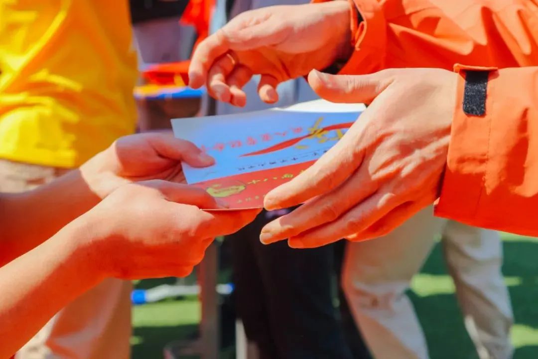 开学季校园展示打卡,开学啦冰墩墩小学生积极向上图片