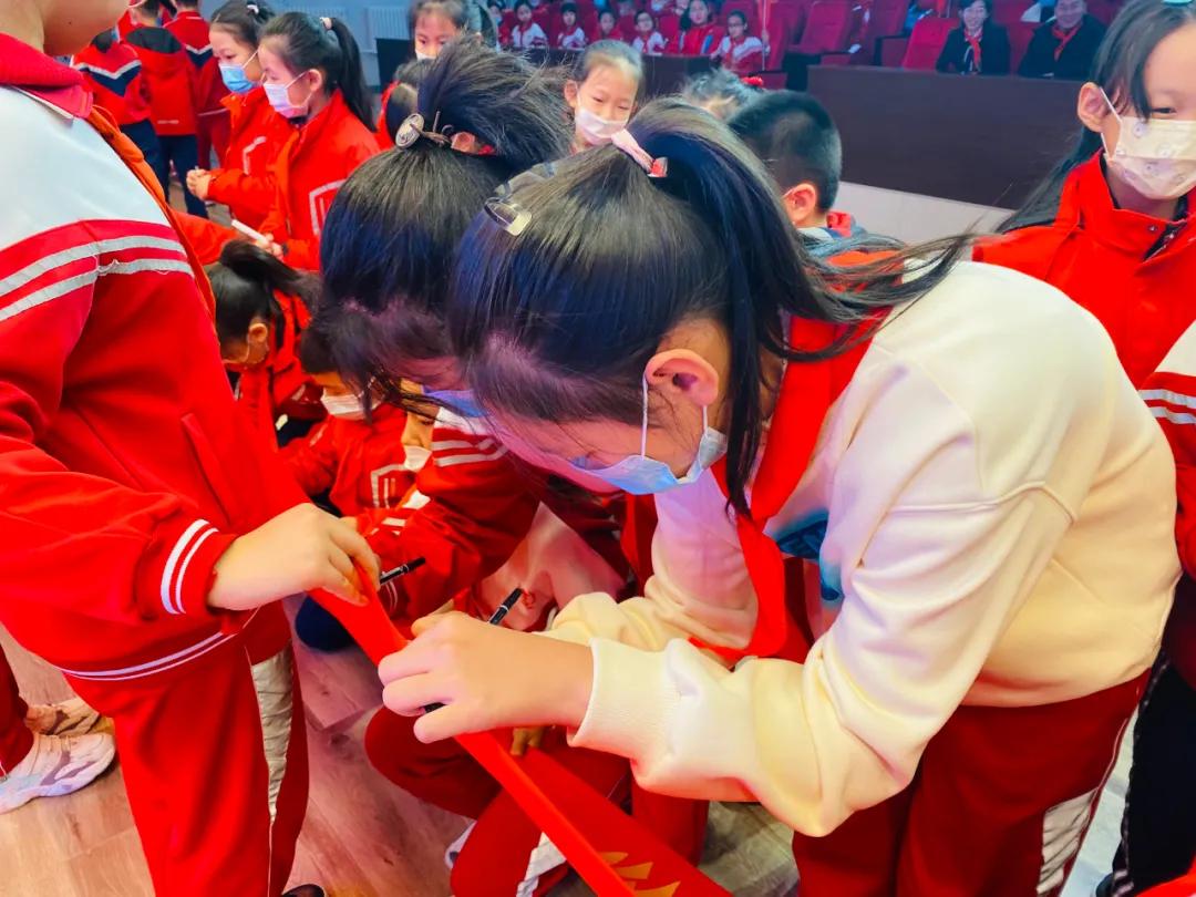 锡山小学红领巾奖章,小学举行红领巾争章仪式