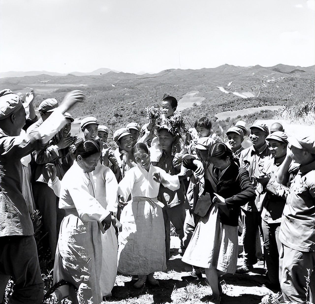 朝鲜军惨败后，后方只剩女人，志愿军高层严令：犯作风错误者枪毙