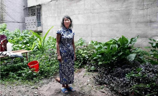 60岁大叔穿女装20年真相曝光,61岁大爷男扮女装30年