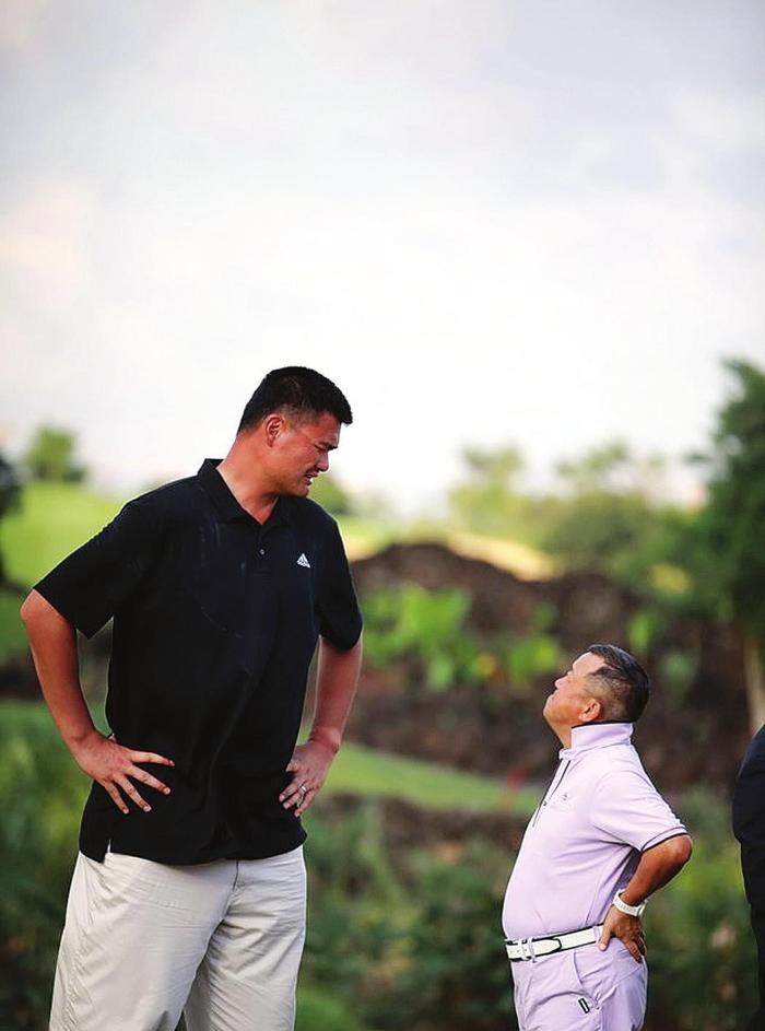 这就是跟姚明合影的下场!科比秒变“175”,看到曾志伟忍不住了