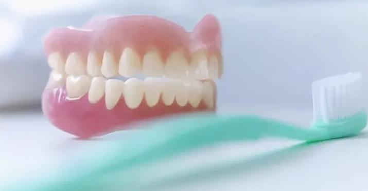 假牙怎么清理与保护用什么清洗,假牙戴时间长了有污垢怎么清理好
