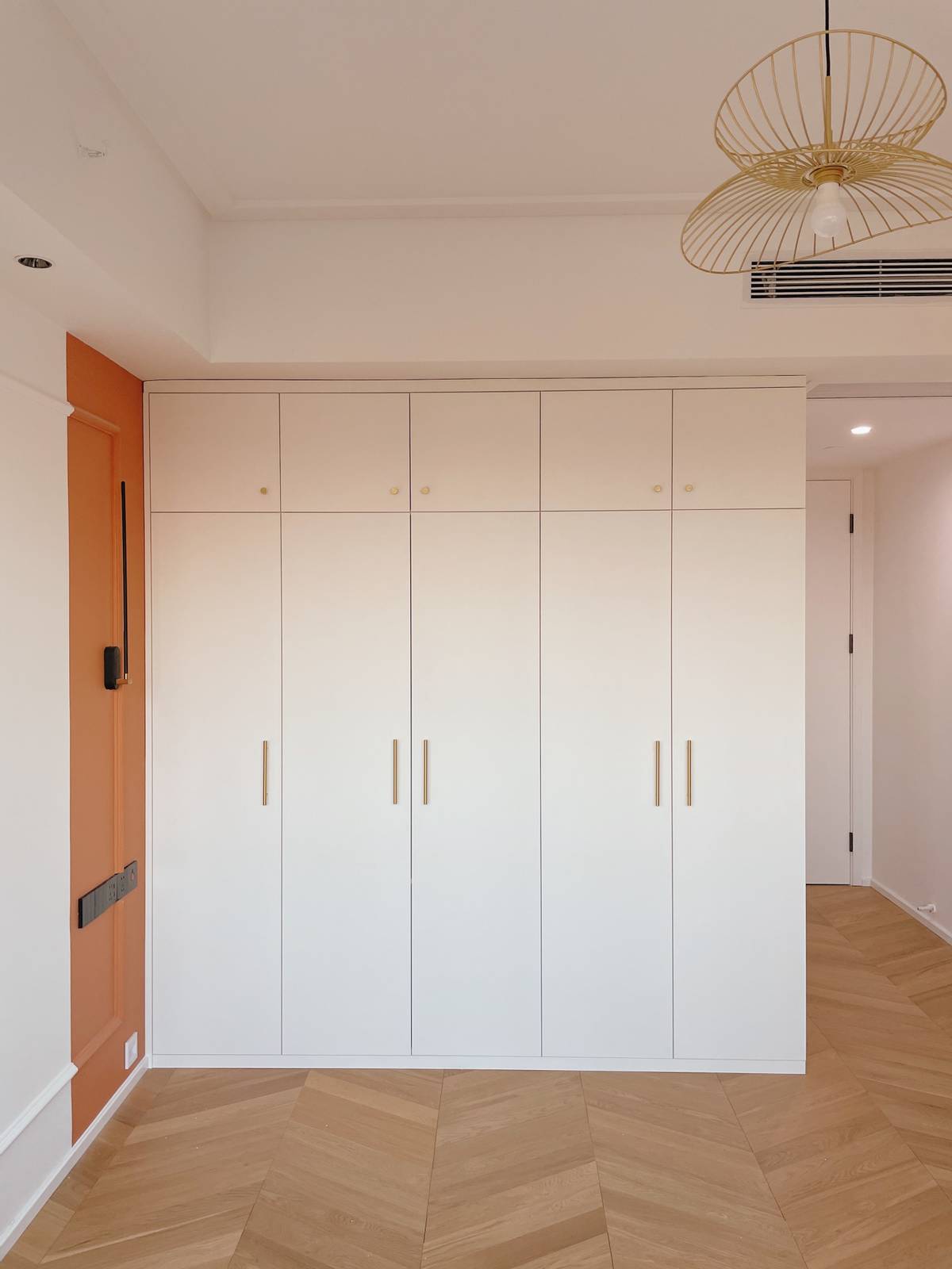 定制衣柜多少钱一平比较划算,定制衣柜价格一平多少合适