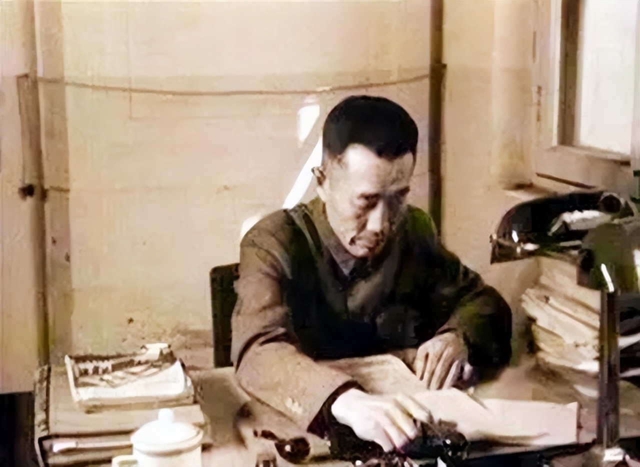 蒋军忍饥挨饿，蒋校长却空投“激励信”，士兵大骂：这有啥用