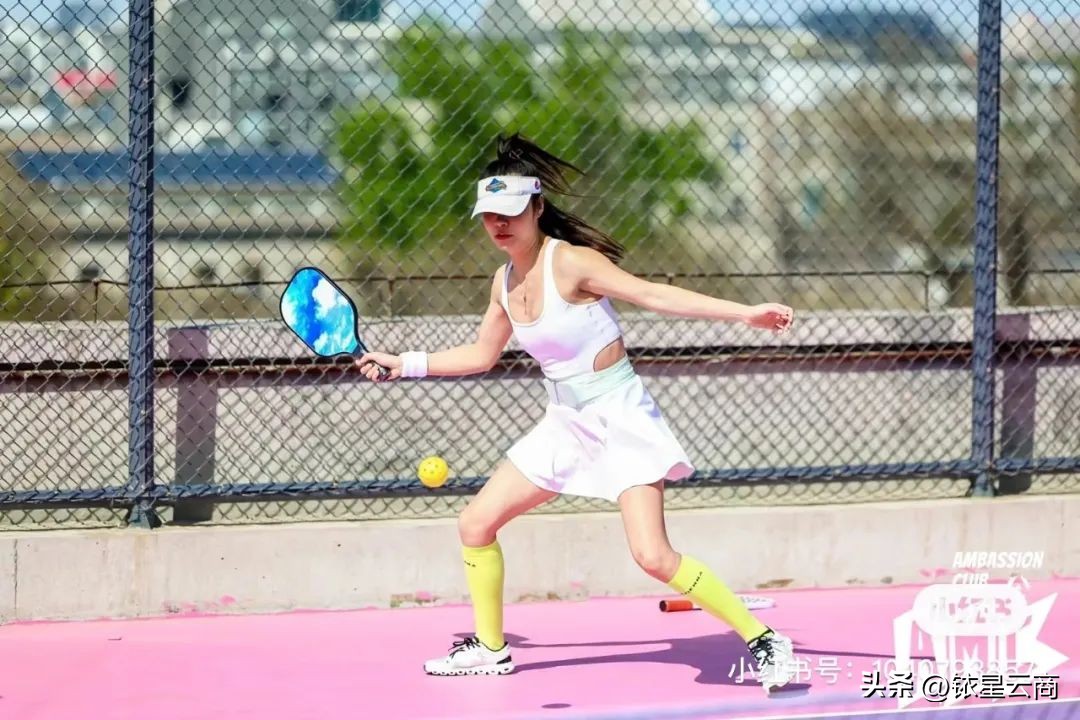 在新潮的商场里挖呀挖呀挖，小小的“匹克球”，掌握流量密码