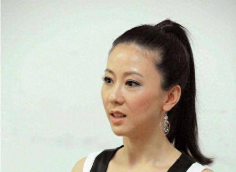 事实证明，为了钱选择当“裸模”的汤加丽，已经走上了另一条路