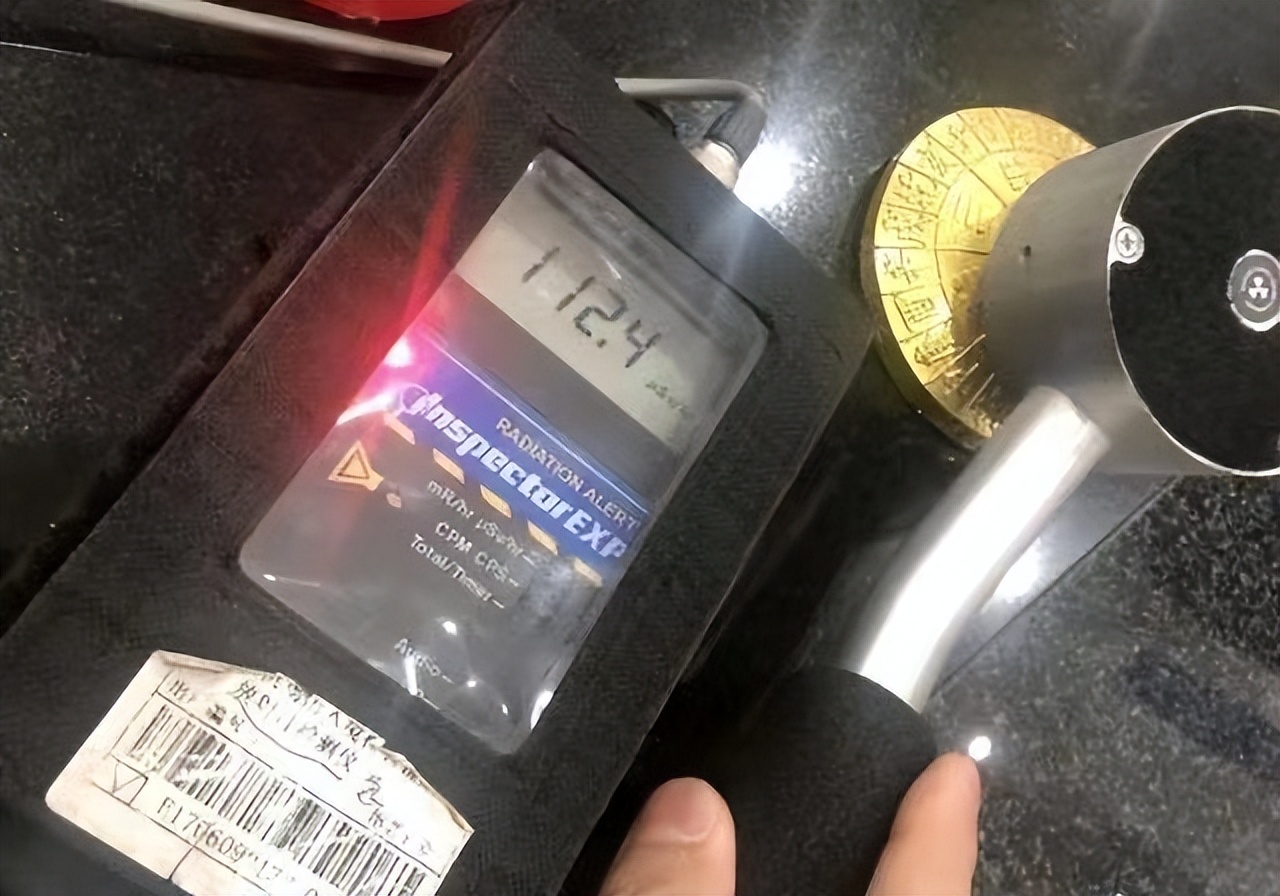 海归女学生脸色苍白，被海关拦下：你做了什么？辐射超标上万倍