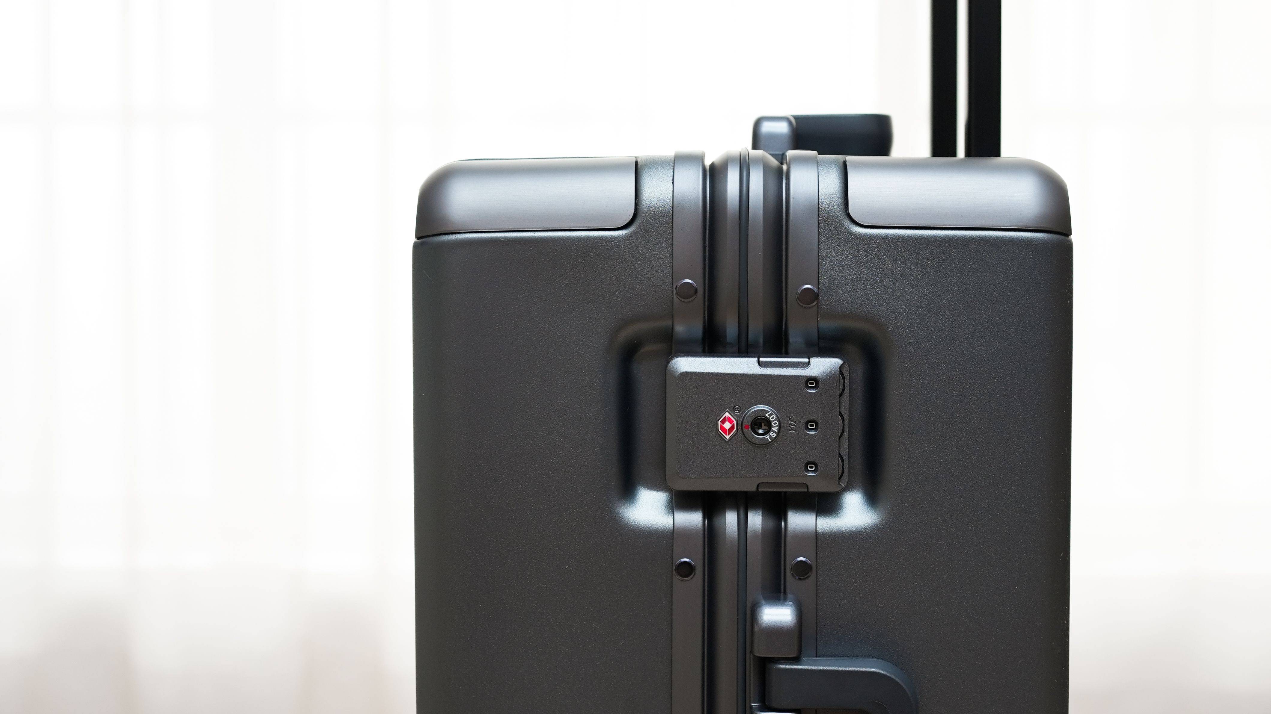 外交官行李箱和地平线8号哪个好 (出门旅游行李箱大小推荐)