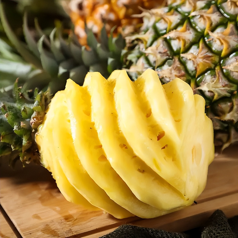 菠萝扎嘴是因为真有“针”？泡盐水不管用，你可以试试这样做！