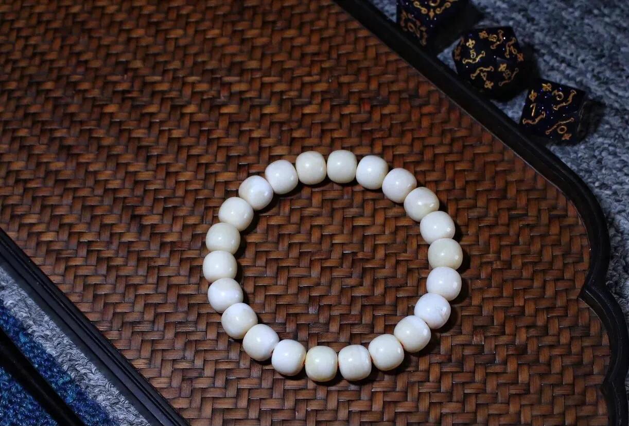 佩戴琥珀蜜蜡应该注意什么,蜜蜡手串盘玩的注意事项