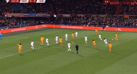 3:0！荷兰开倒车，曼城铁卫梅开二度，巴萨弃将逼近范佩西纪录