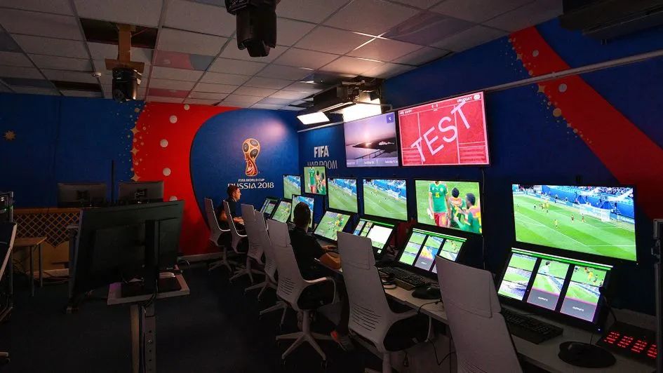 足球助理裁判规则及手势全套,var技术对于足球比赛的影响