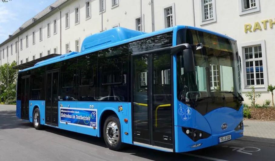 日本队靠1.88mm赢球，却进口我国大巴，拆MINIEV、蓝鲸引擎补短板