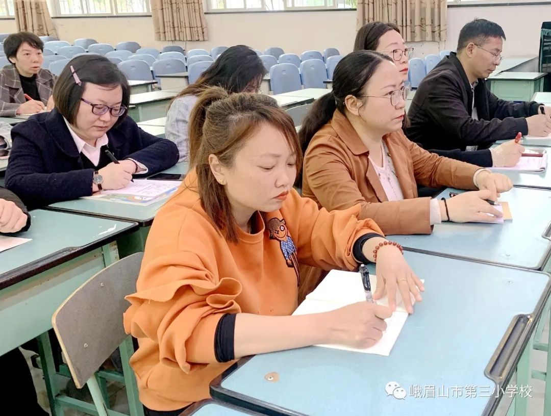 聚“微”思变以“研”增效——峨眉三小微型课题研究专题培训