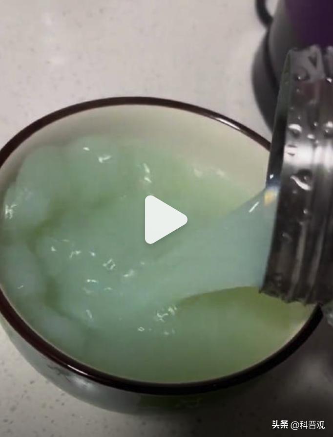 倒进热水变绿水，“夺命保温杯”屡次遭央视曝光，大家应警惕对待