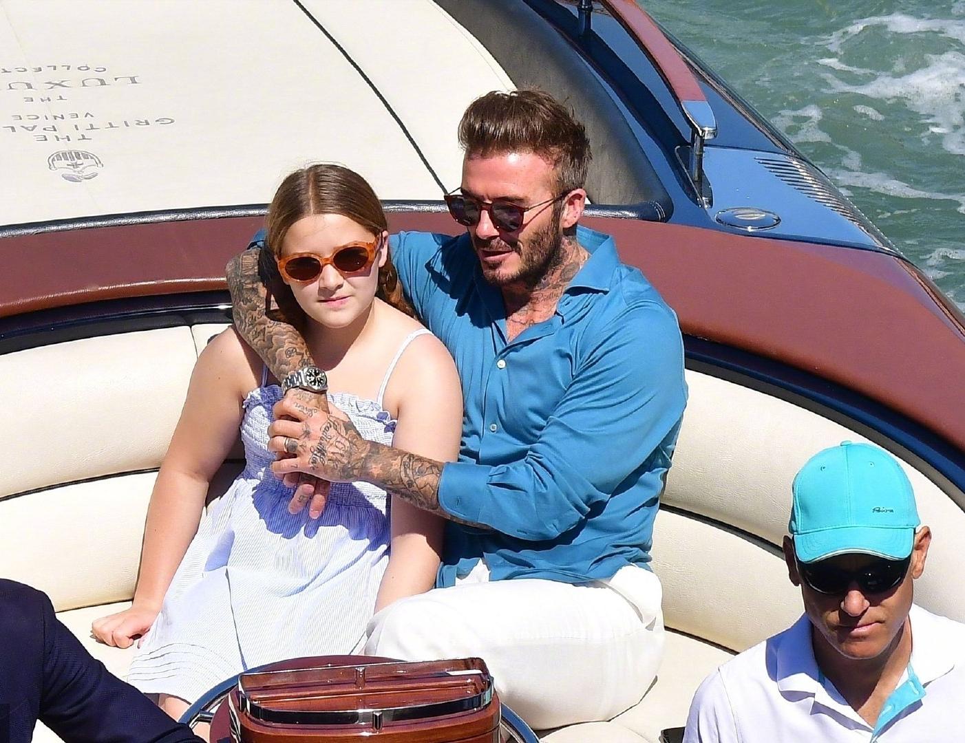 好像又胖了！贝克汉姆带小七坐船游玩，亲吻女儿太阳穴似乎被嫌弃