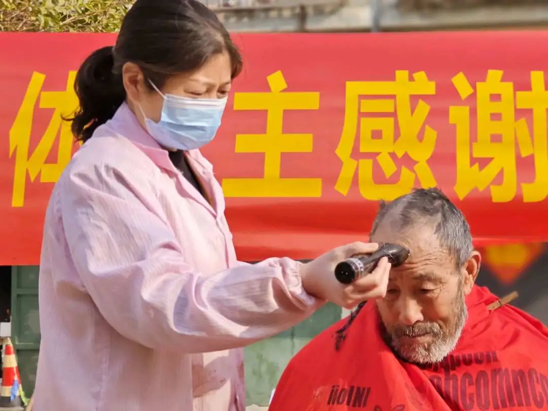 蒙阴街道新华社区:弘扬雷锋精神,服务居民群众