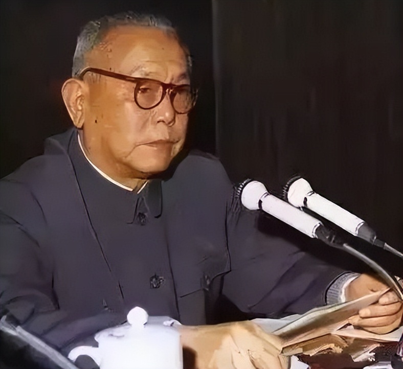 1969年，*先念李**抽雪茄，毛主席试尝后：这烟很好，为何不告诉我？