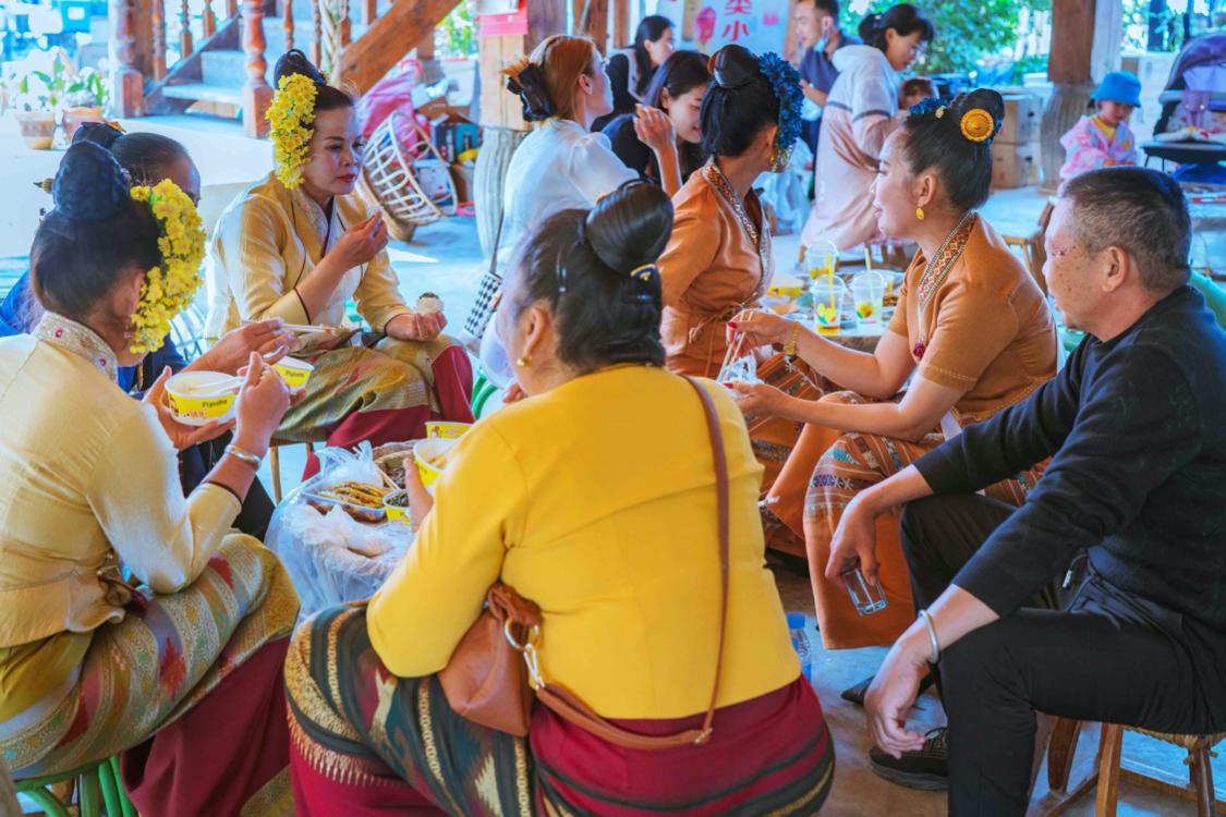 骂版纳是因为你没走出告庄玩版纳跟着小姐姐们走你才晓得味道