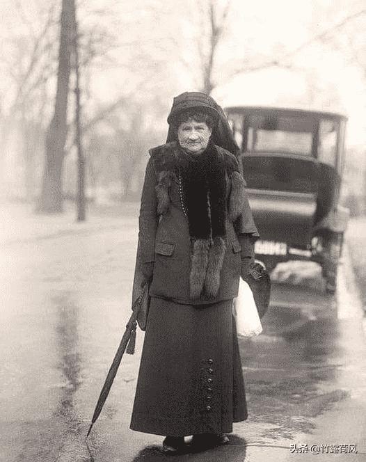 毁三观:旗人格格大腿岔开豪放洗衣,地主三妻四妾不输女明星2