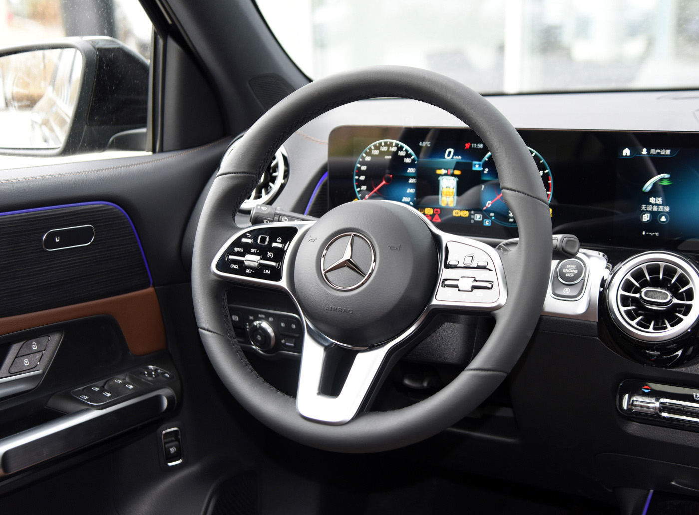 奔驰glb评测空间,奔驰GLB车小吗