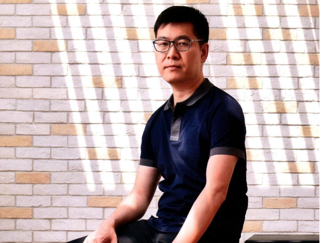 他穷到花老婆钱，24岁创业，靠卖网站域名发家，现身家75亿