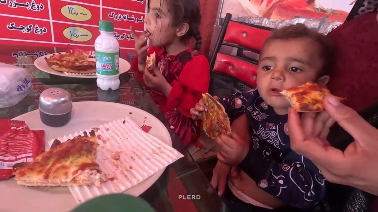 伊朗米娜带孩子进城买冬季衣服,伊朗米娜带孩子最后结局