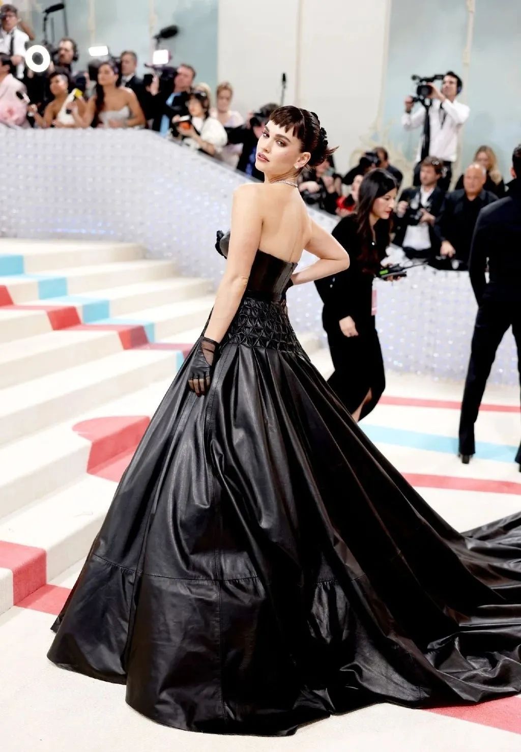 拖把头、海底生化人穿搭，美国这最受瞩目的一夜，如“群魔乱舞”