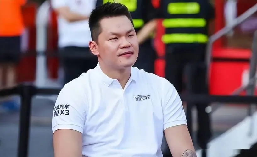 朱芳雨给老万颁发总冠军戒指,cba朱芳雨总决赛