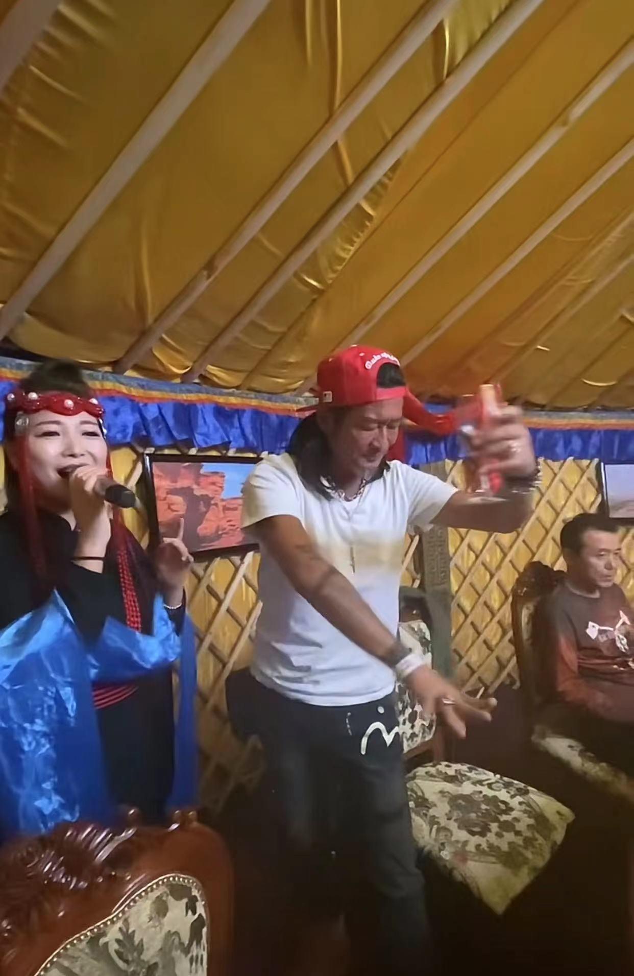 58岁孙兴晒演出视频,孙兴慜吃酒席随礼