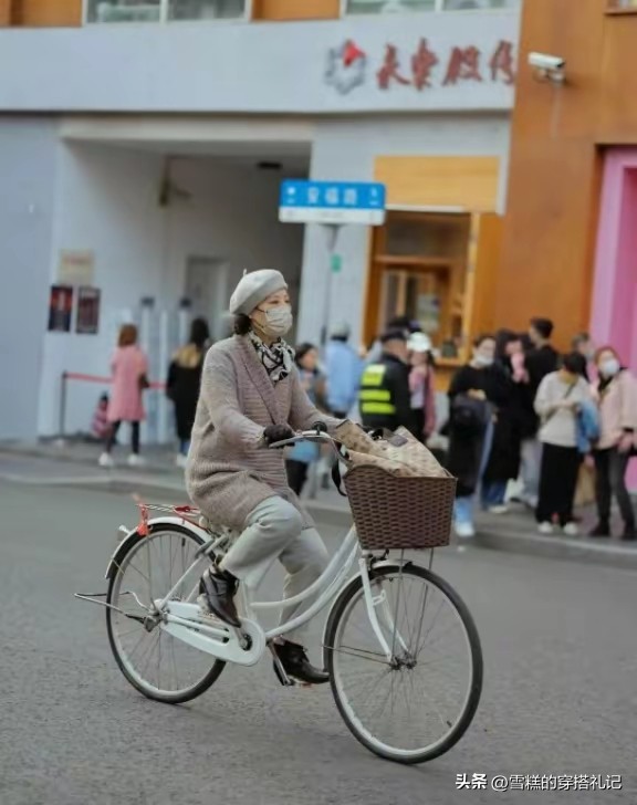 60岁的奶奶怎么样打扮才好看,被上海老奶奶的穿搭惊艳到了