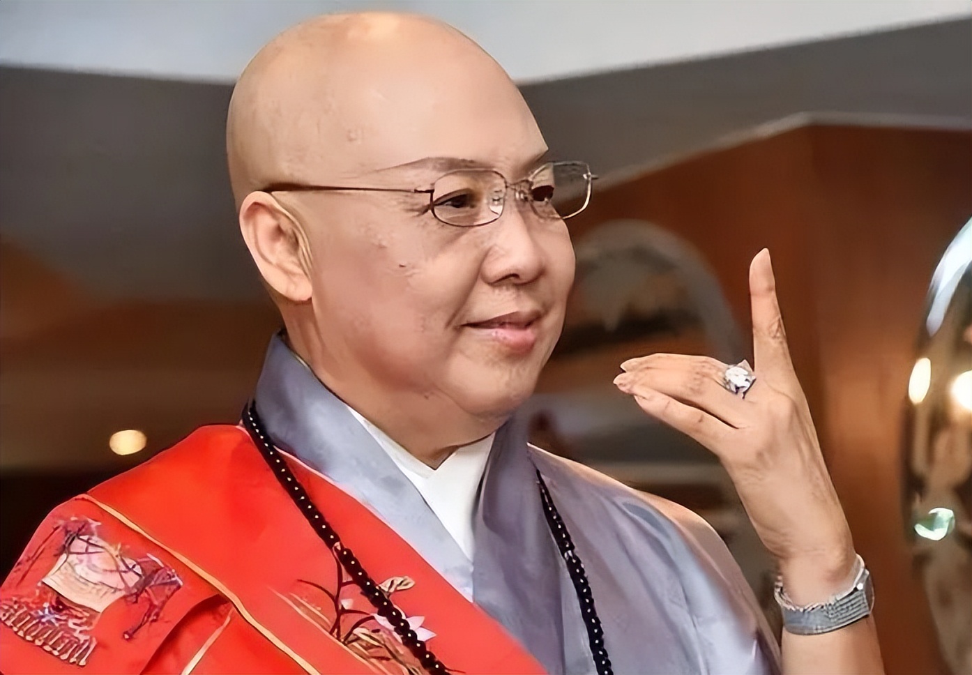 *星艳**出家当尼姑，称看小电影不如自己演，犀利点评林志玲是小黑枣