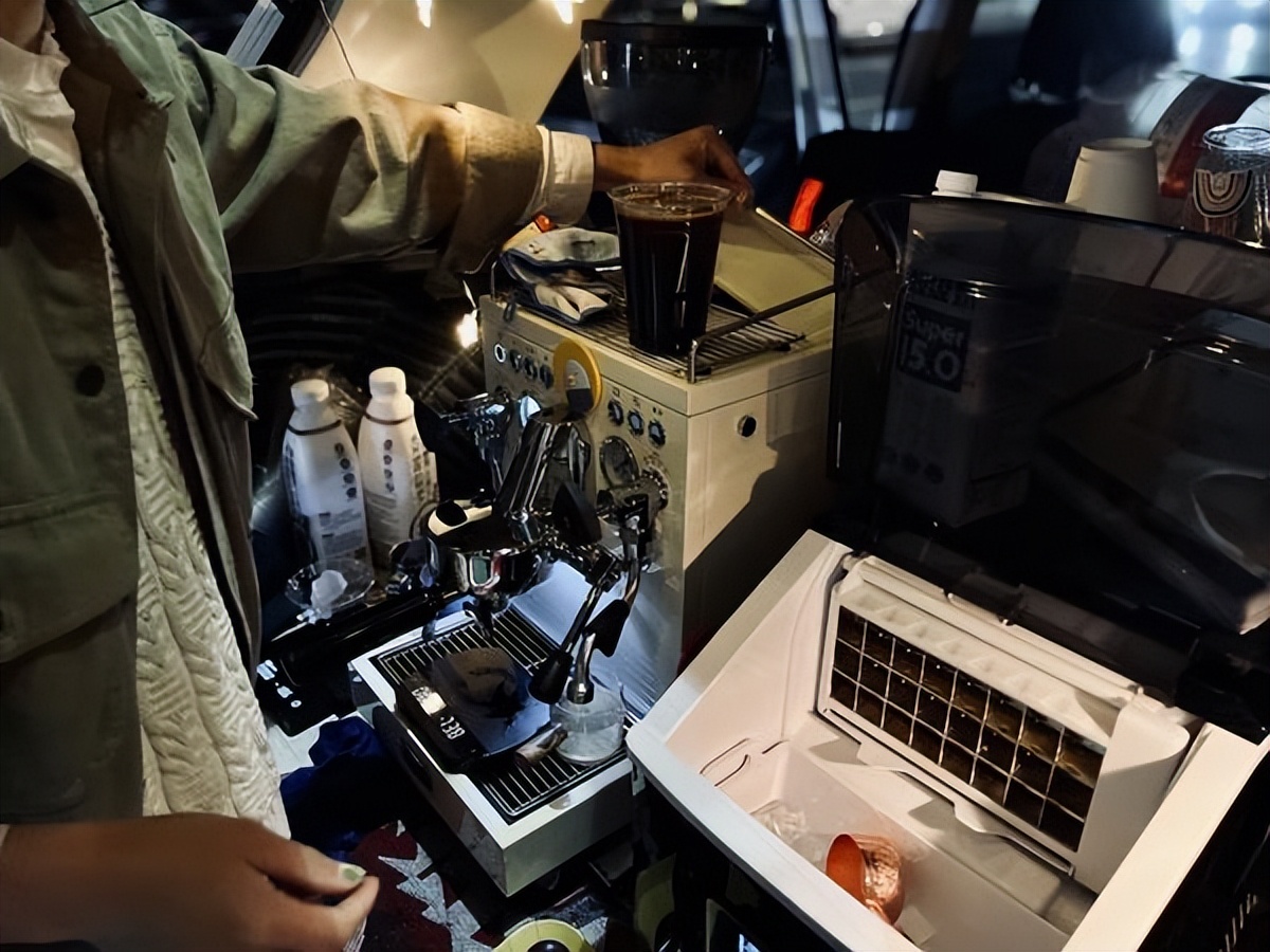 河南郑州现后备箱集市,郑州街头的后备箱集市