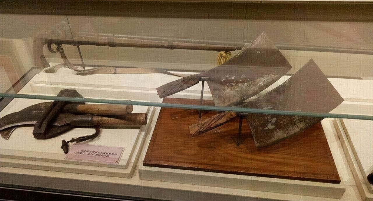 *德朱**是十大元帅之首,授衔编号确是“004”,那编号“001”是谁?