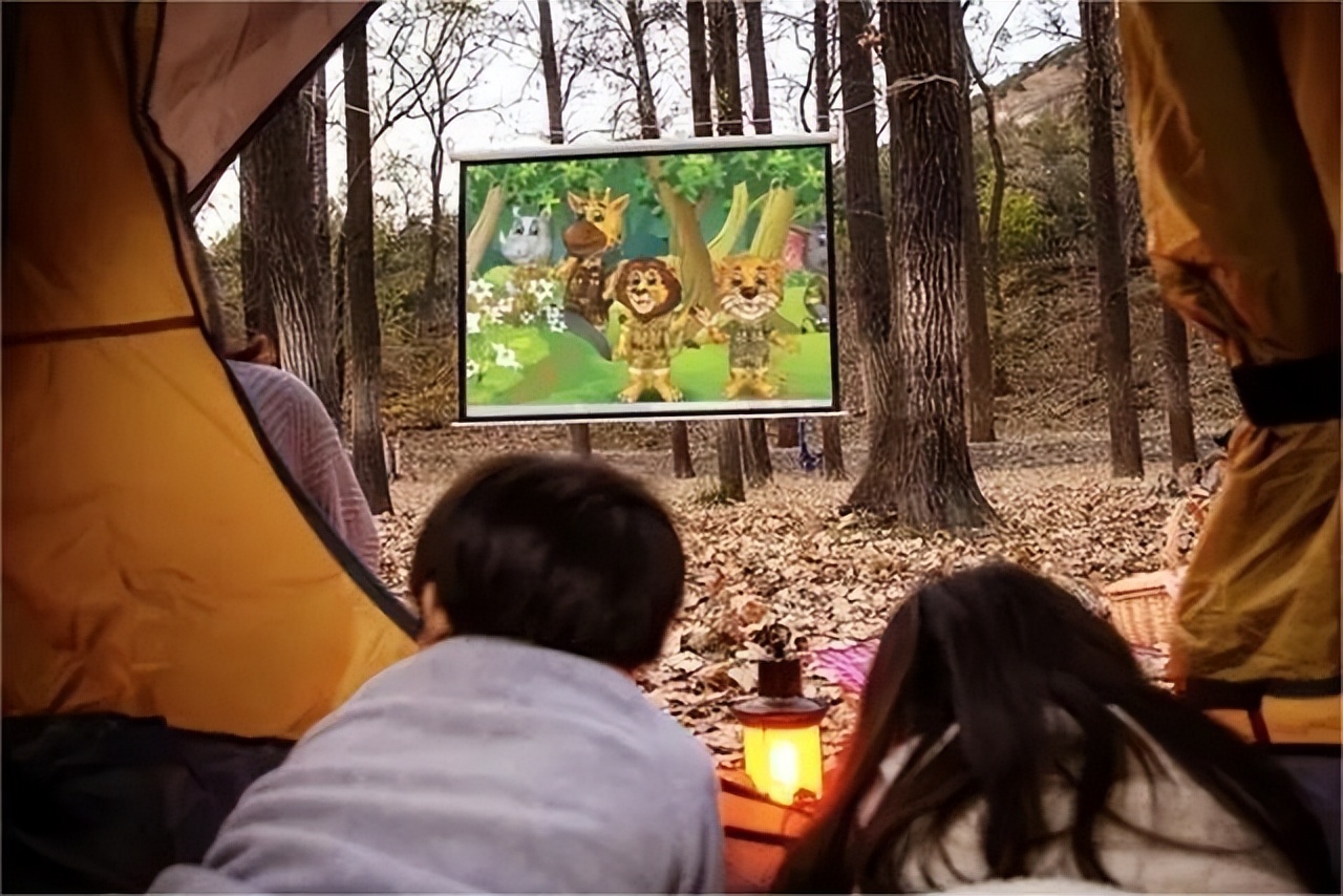 “穷买智能微投，富买老灯泡机”?家用投影仪到底买哪个好？