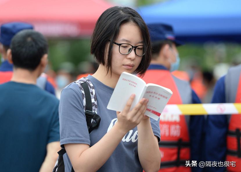 高考生查分竟显示“0分”？老师知道后喜笑颜开，985大学随便你选