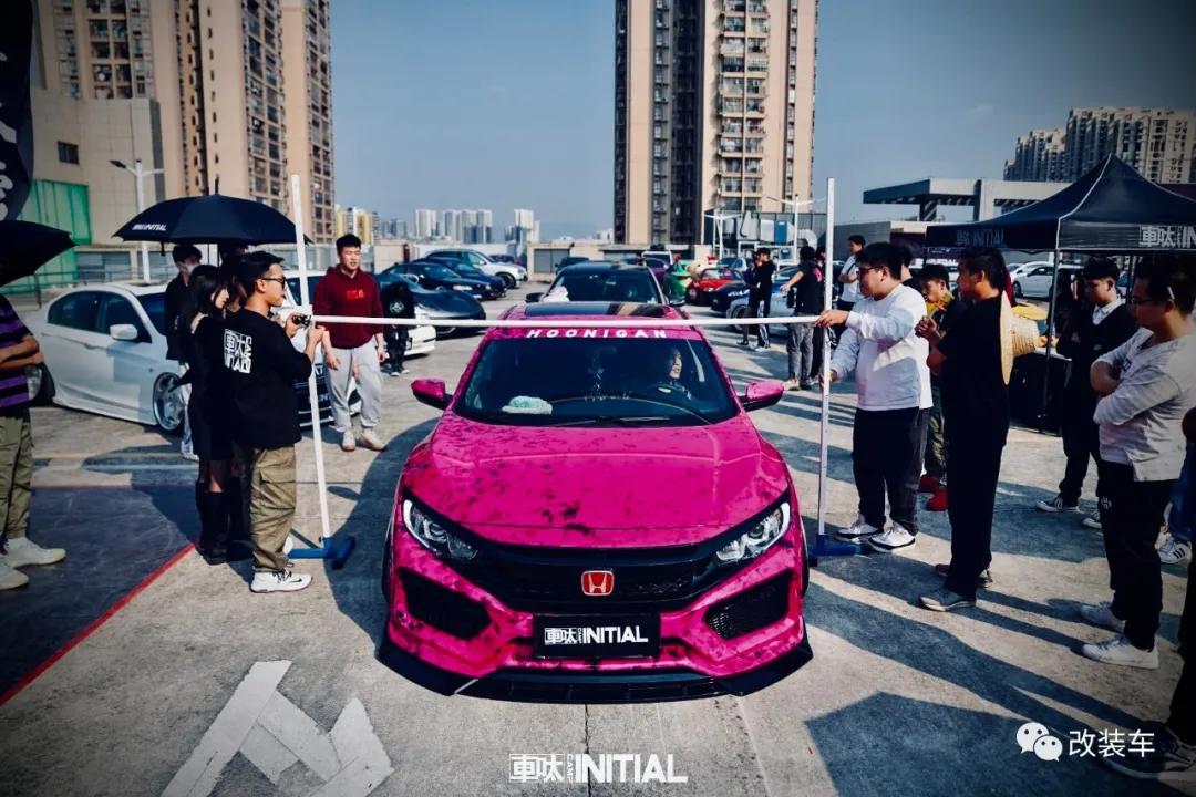 十代思域樱花粉低趴姿态,十代思域炫动蓝低趴姿态