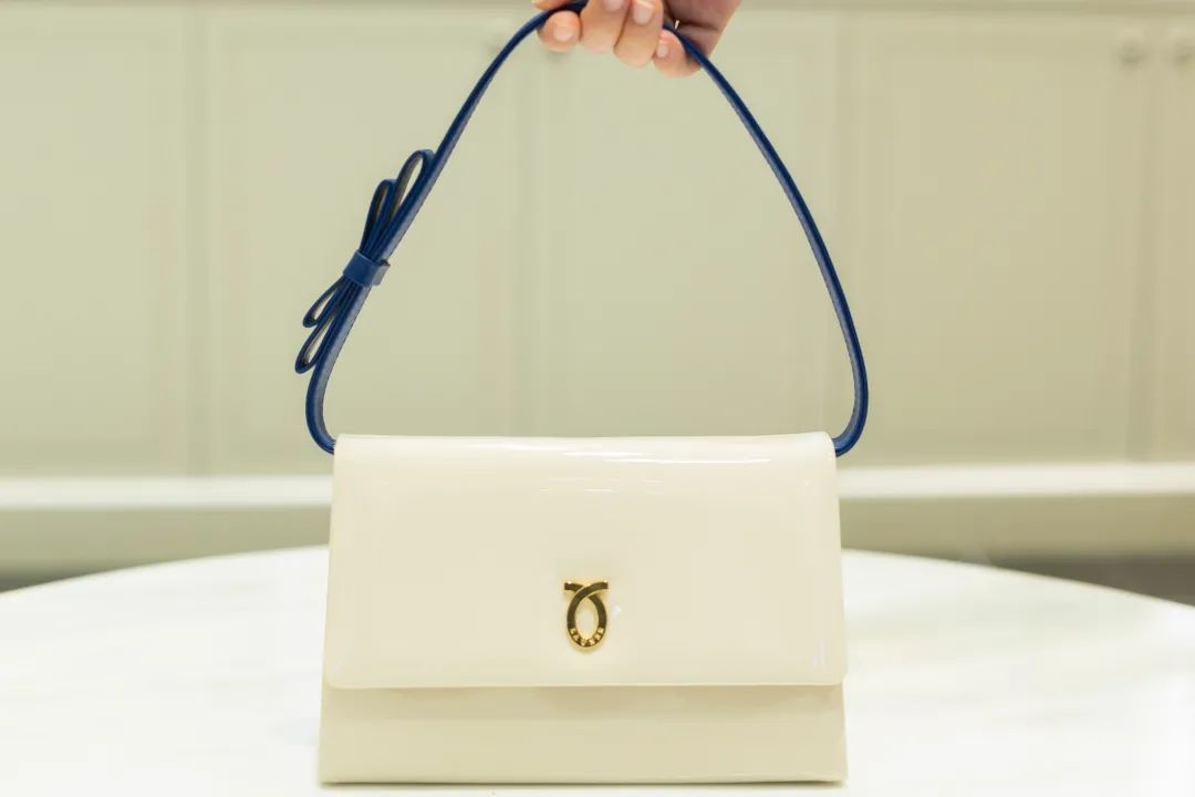 英国女王最喜欢的包包牌子,英国女王拿的包包价格