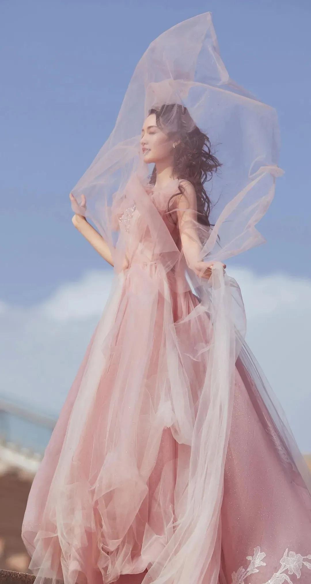 姹紫嫣红霞笼雾，佳酿温馨浅浅歌