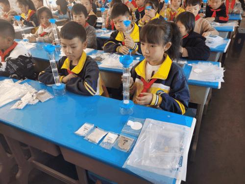 他是全校唯一的“全职”科学老师，带山里孩子“玩转科学”