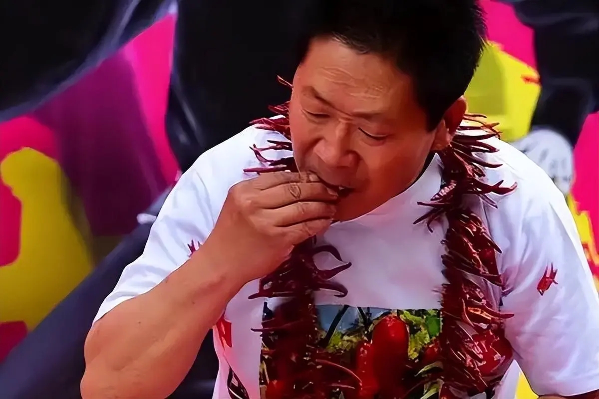 中国辣王李永志挑战最辣辣椒,辣王李永志每天5斤辣椒配白酒