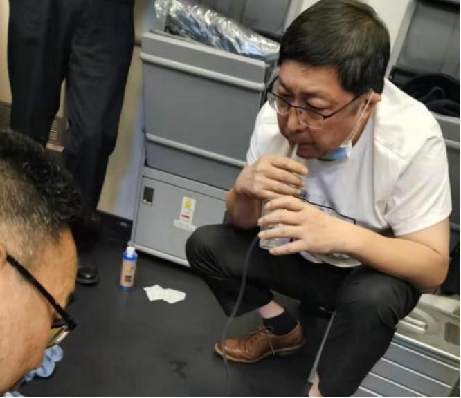 飞机上吸尿救病人,飞机上吸尿救人医者仁心令人动容