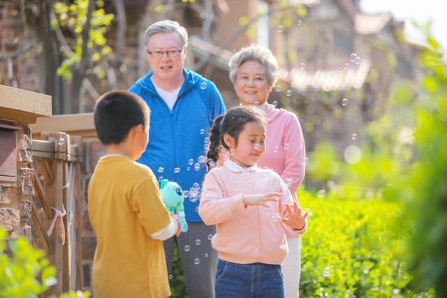 她58岁退休工资8000，外孙说：让我留这儿吧，我很乖，我能带妹妹